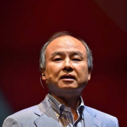 Masayoshi Son رئیس و مدیر اجرایی SoftBank Corp در کنفرانس خبری در تاریخ 18 ژوئن 2015 در Chiba، ژاپن صحبت می کند. فناوری