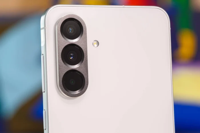 Galaxy A56 Samsung دوربین از نزدیک با رنگ سفید