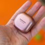 سامسونگ Galaxy Buds Live در دست