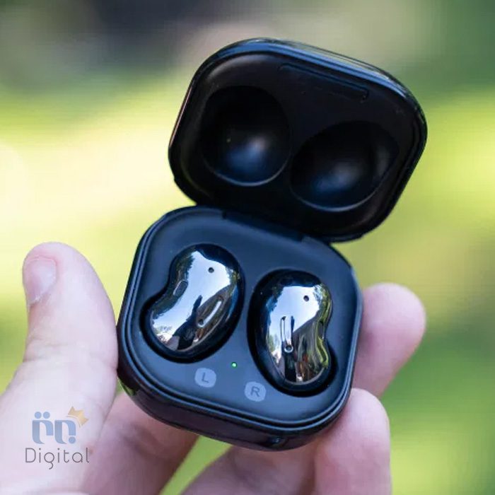 سامسونگ Galaxy Buds Live مشکی در دست