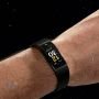 دستبند هوشمند Realme Band در دست