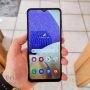 سامسونگ Galaxy A32 5G در دست با صفحه نمایش روشن