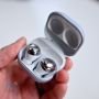 سامسونگ Galaxy Buds Pro نقره ای و باز شده در دست