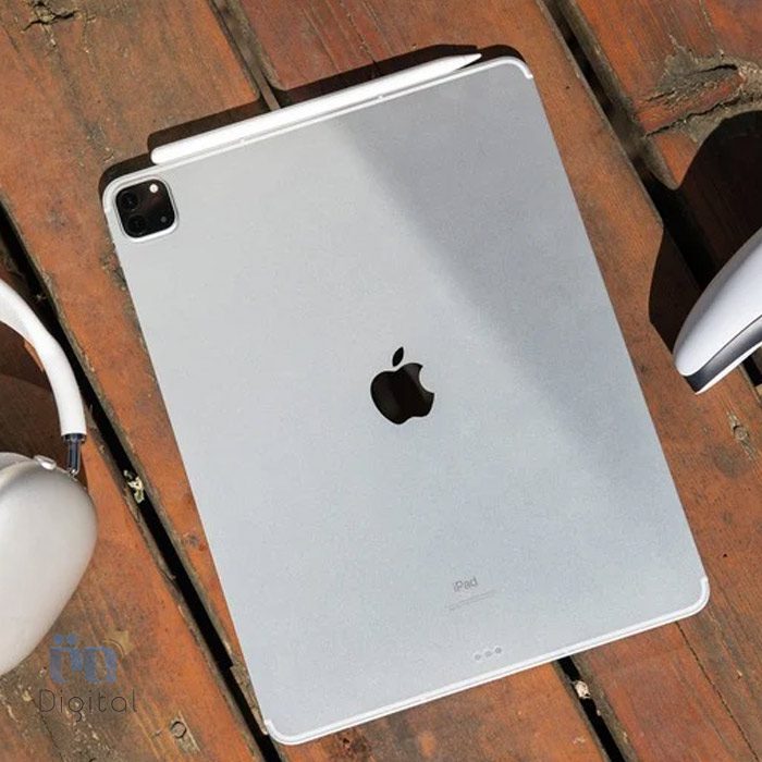 اپل iPad Pro 12.9 2021 نقره ای روی میز
