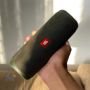 جی بی ال Flip 5 در دست