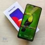 سامسونگ Galaxy M12 با صفحه نمایش روشن روی زمین