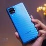 سامسونگ Galaxy M12 آبی در دست