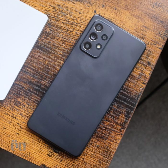 سامسونگ Galaxy A52s 5G مشکی روی میز