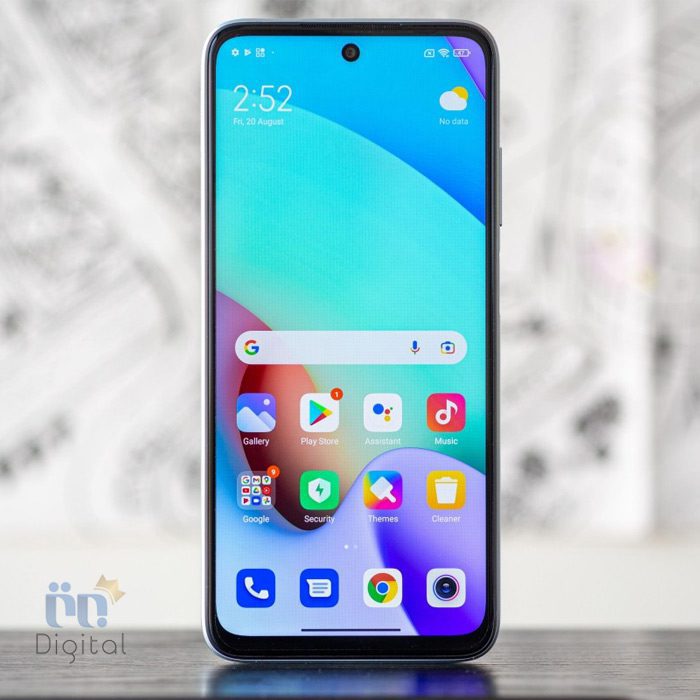 شیائومی Redmi 10 با صفحه نمایش روشن روی میز