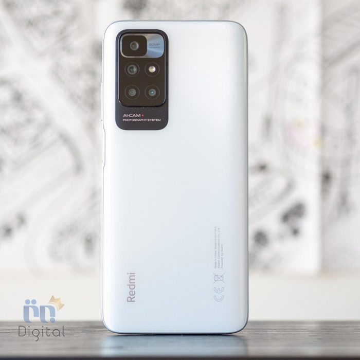 شیائومی Redmi 10 از پشت روی میز