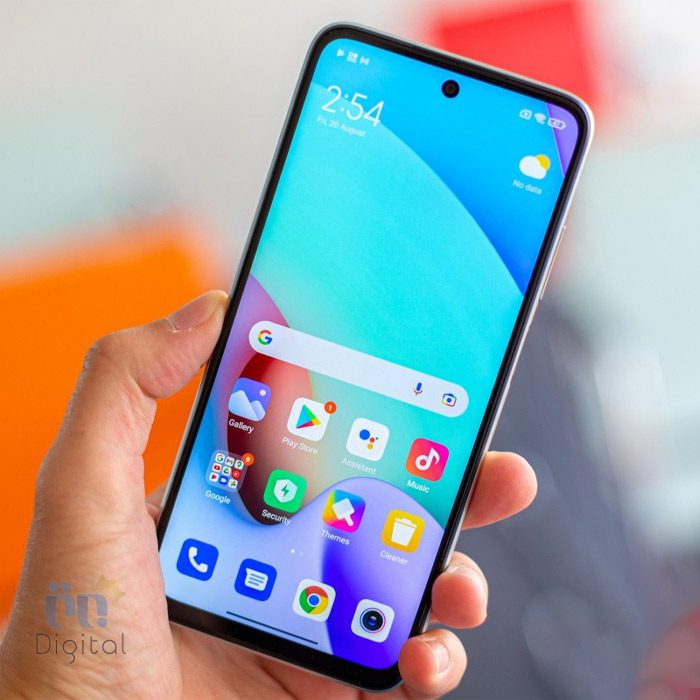 شیائومی Redmi 10 با صفحه روشن در دست