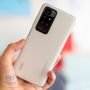 قاب پشتی شیائومی Redmi 10 در دست