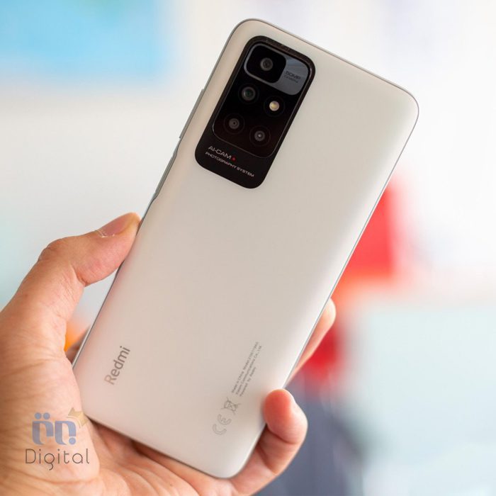 قاب پشتی شیائومی Redmi 10 در دست