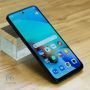 شیائومی Redmi 10 خاکستری با صفحه نمایش روشن روی میز