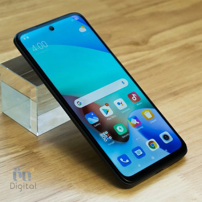 شیائومی Redmi 10 خاکستری با صفحه نمایش روشن روی میز