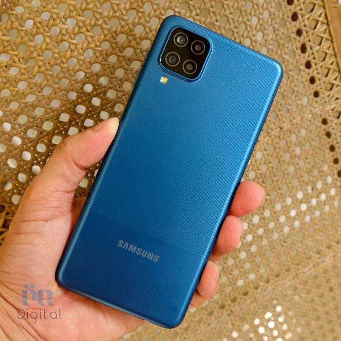سامسونگ Galaxy A12 Nacho آبی در دست