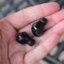 سامسونگ Galaxy Buds 2 مشکی در دست