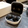 سامسونگ Galaxy Buds 2 مشکی با درب باز