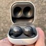 سامسونگ Galaxy Buds 2 مشکی با درب باز در دست