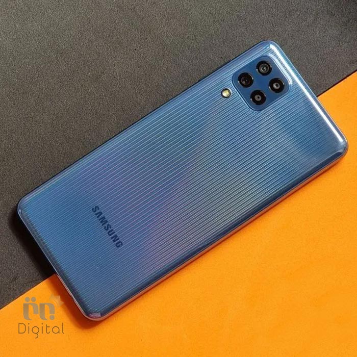 سامسونگ Galaxy M32 آبی روی زمین