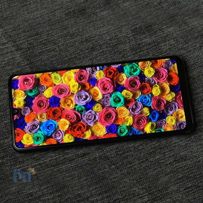 سامسونگ Galaxy M32 با صفحه نمایش روشن روی زمین