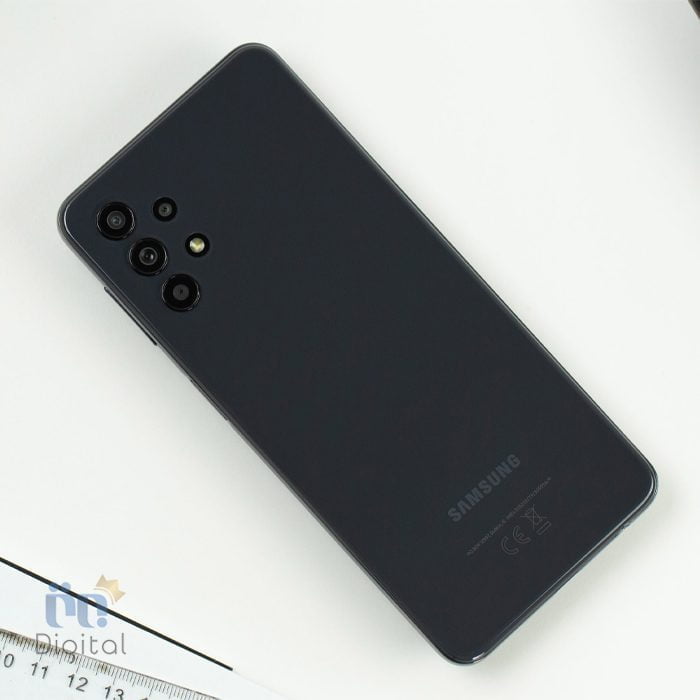 سامسونگ Galaxy M32 5G مشکی روی میز