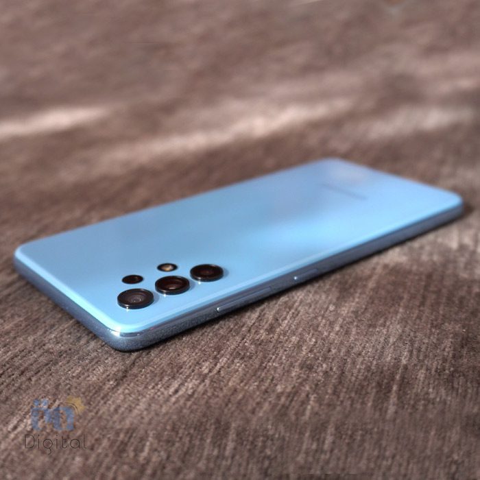 سامسونگ Galaxy M32 5G آبی روی زمین