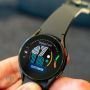 سامسونگ Galaxy Watch 4 مدل ۴۴ میلی‌متری مشکی در دست