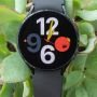 سامسونگ Galaxy Watch 4 مشکی مدل ۴۴ میلی‌متری روی برگ