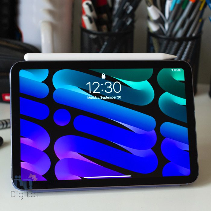 اپل iPad Mini 2021 با قلم و صفحه نمایش روشن