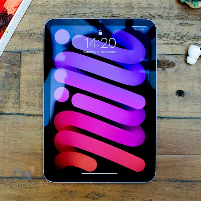 اپل iPad Mini 2021 ایستاده با صفحه نمایش روشن