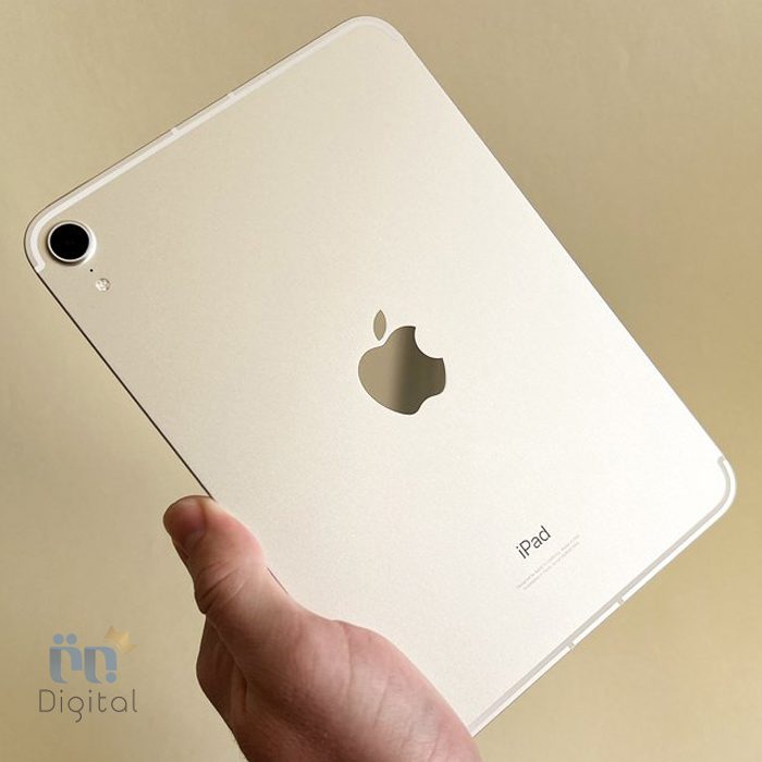 اپل iPad Mini 2021 نقره‌ای در دست