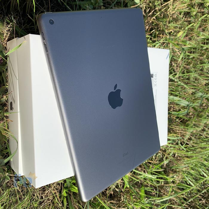 اپل iPad 10.2 2021 روی جعبه