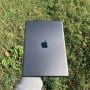 اپل iPad 10.2 2021 خاکستری در دست