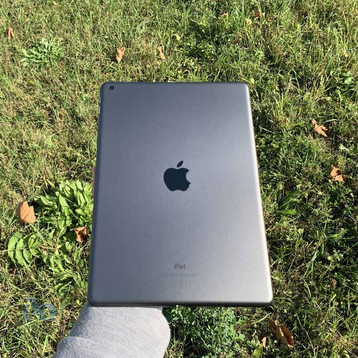 اپل iPad 10.2 2021 خاکستری در دست