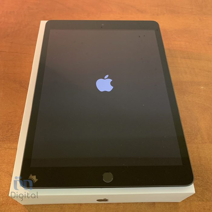 اپل iPad 10.2 2021 با صفحه نمایش روشن روی جعبه