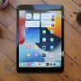 اپل iPad 10.2 2021 با صفحه نمایش روشن روی میز