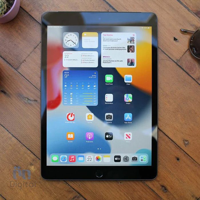 اپل iPad 10.2 2021 با صفحه نمایش روشن روی میز