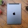 اپل iPad 10.2 2021 خاکستری روی میز