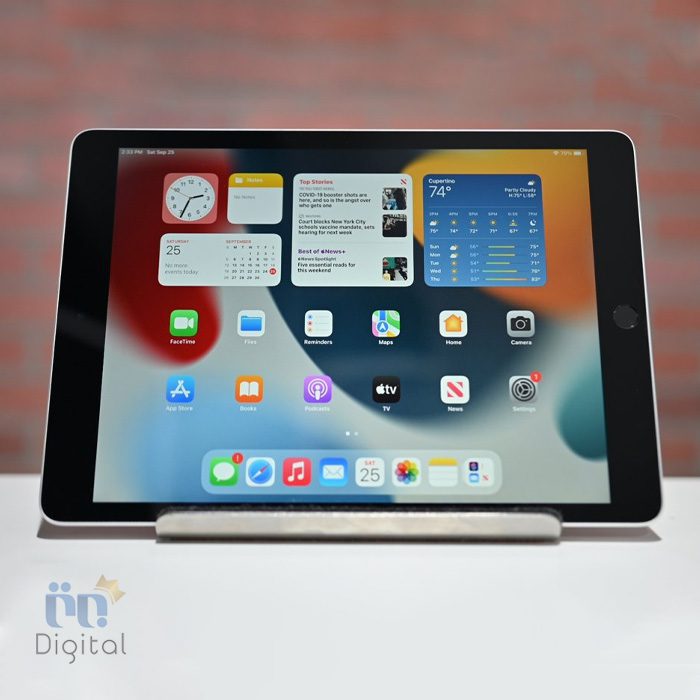 اپل iPad 10.2 2021 با صفحه نمایش روشن بصورت افقی