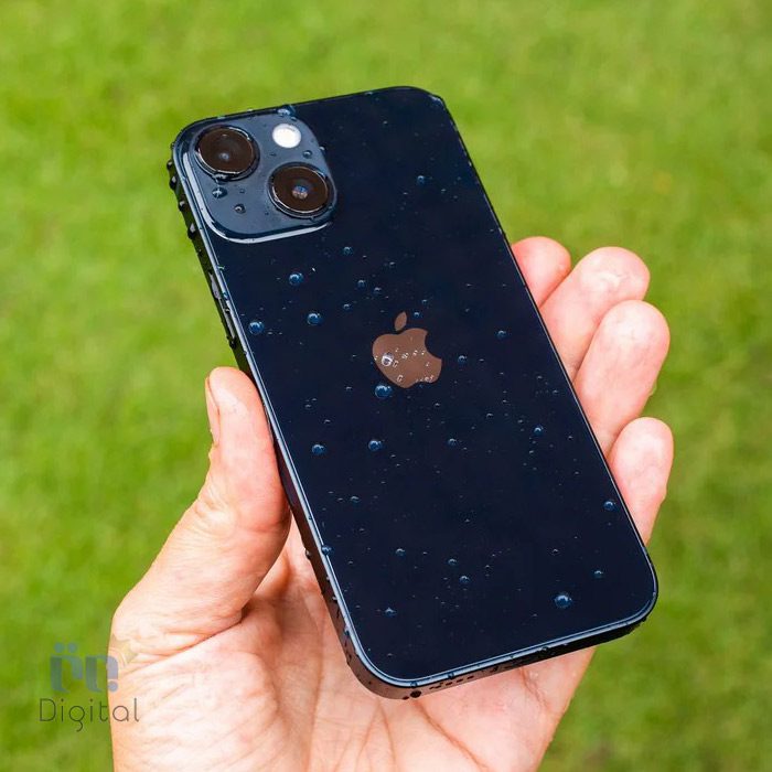 اپل iPhone 13 آبی در دست