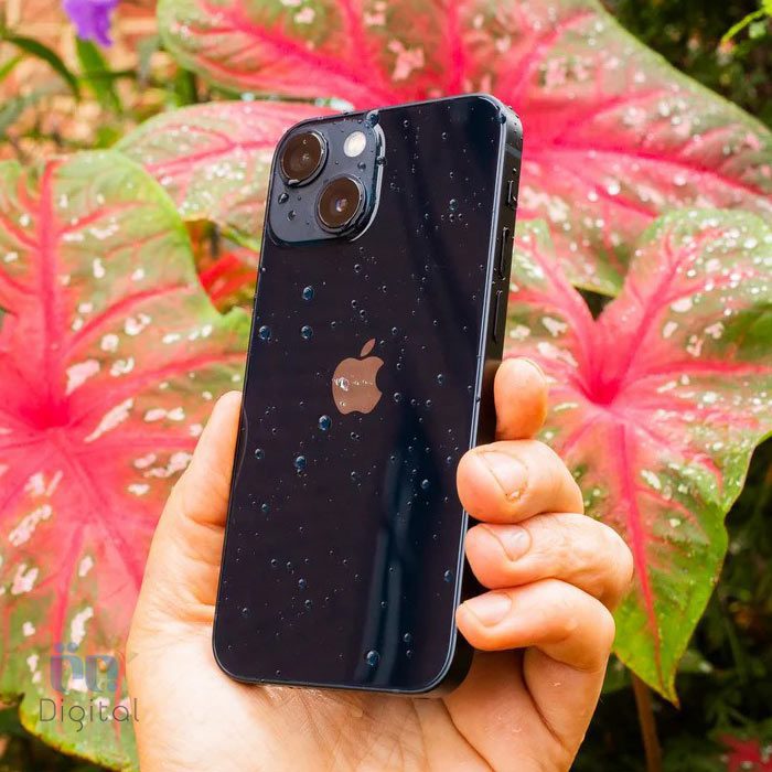 اپل iPhone 13 Mini مشکی در دست