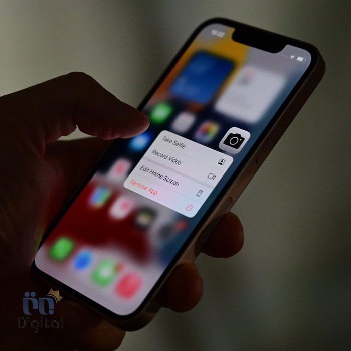 اپل iPhone 13 Mini با صفحه نمایش روشن در دست