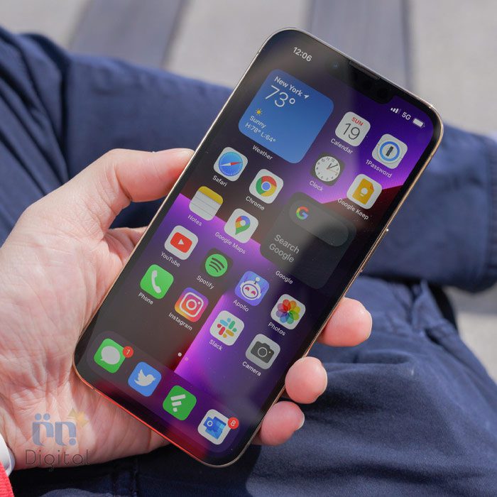 اپل iPhone 13 Pro با صفحه نمایش آبی در دست