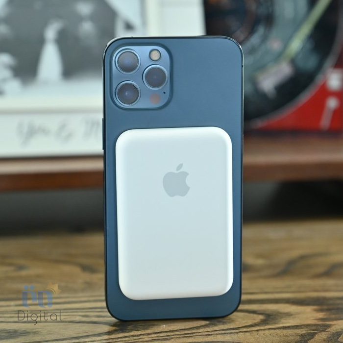 اپل MagSafe روی آیفون آبی