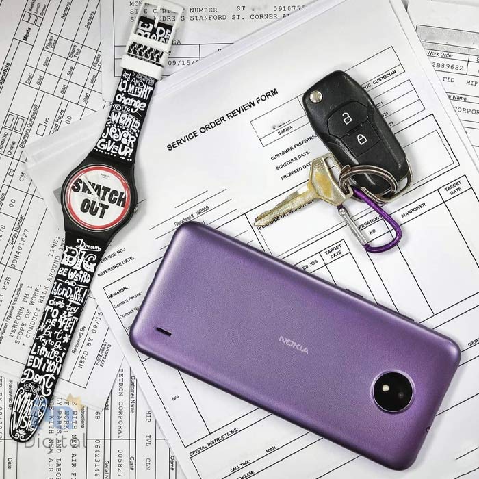 نوکیا C10 بنفش روی زمین