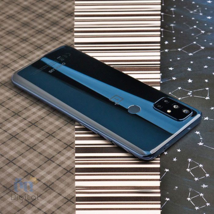 وان‌پلاس Nord N10 5G روی زمین
