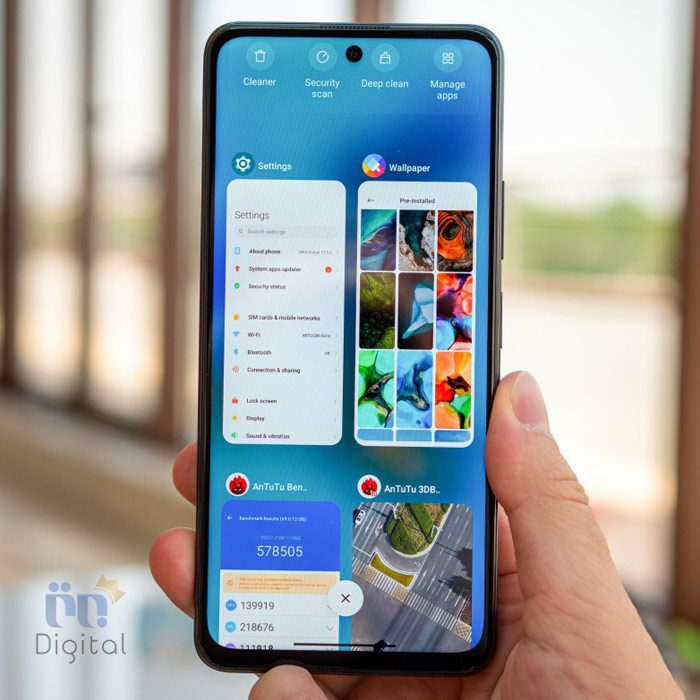 شیائومی Poco X3 GT با صفحه نمایش روشن در دست