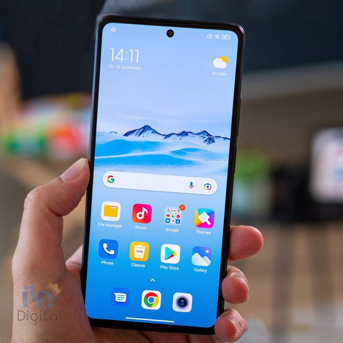 شیائومی 11T Pro با صفحه نمایش روشن در دست