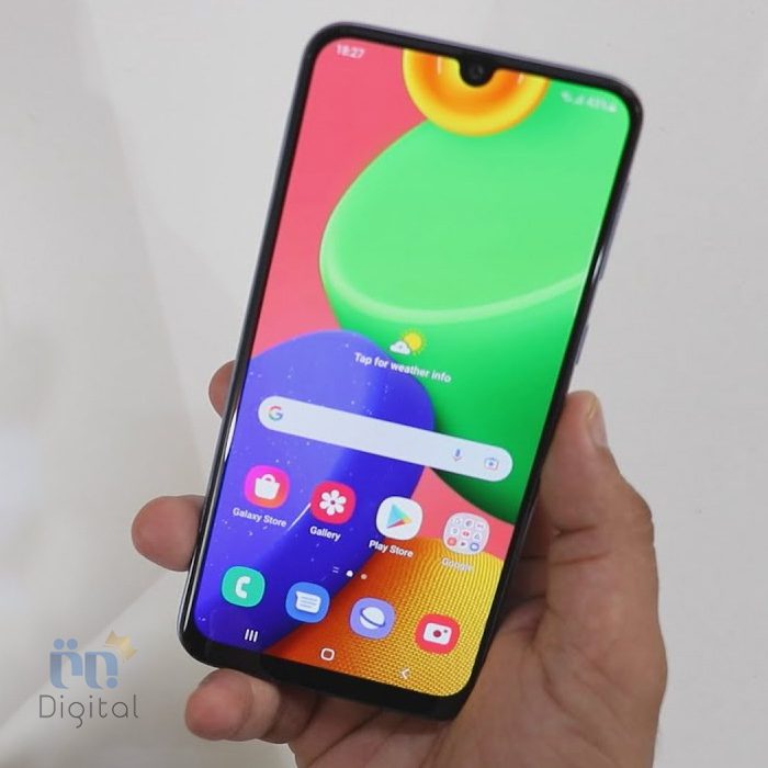 سامسونگ Galaxy M21 2021 با صفحه نمایش روشن در دست